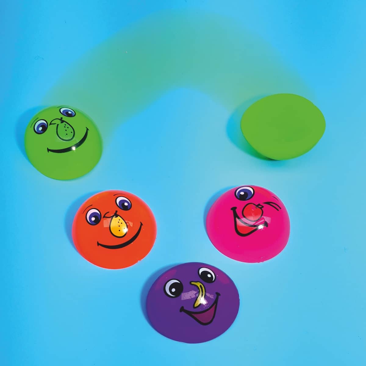 Hüpfer mit lachenden Gesichtern