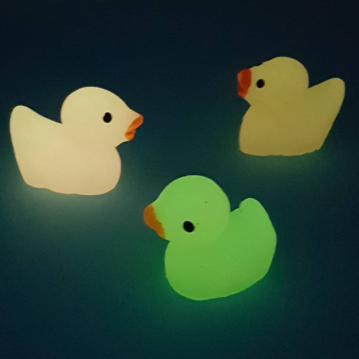 Glibber-Enten Glow in the dark Glitschige Entchen mit fluoreszierender Leuchtfunktion im Dunkeln