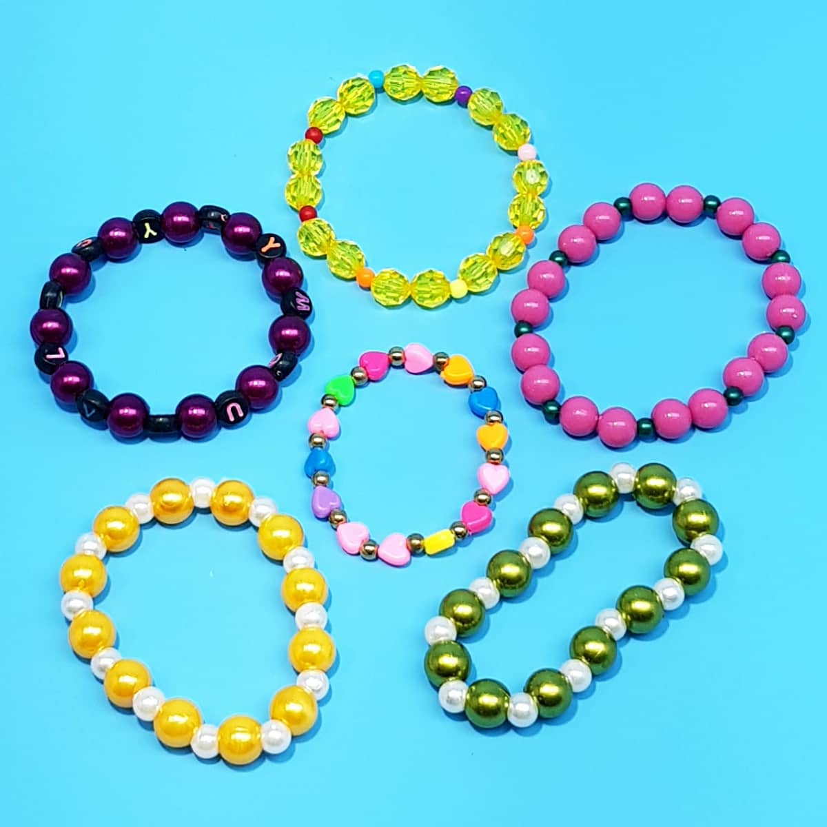 bunte Perlenarmbänder als Kinder-Zugabeartikel