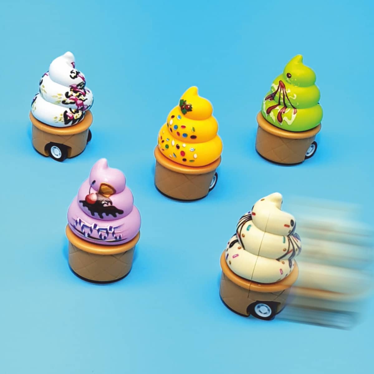 Eiscreme mit Rückzug Eiskugel in Waffel als Fahrzeug mit Aufzieh-Funktion