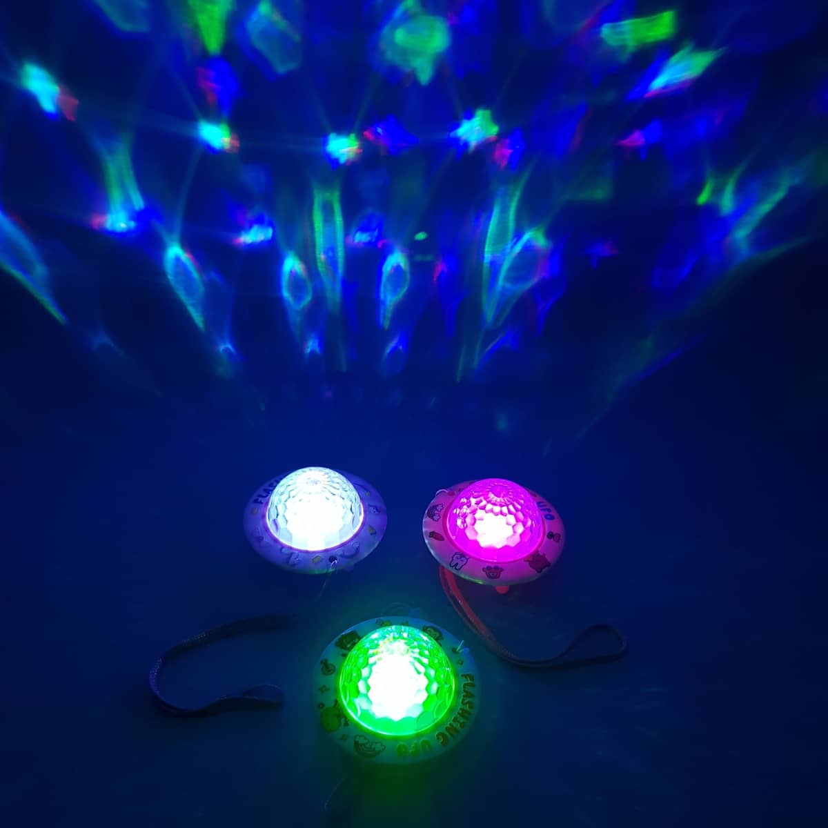 Leuchtende UFOs mit Farbwechsel Leuchtende UFOs mit Farbwechsel
