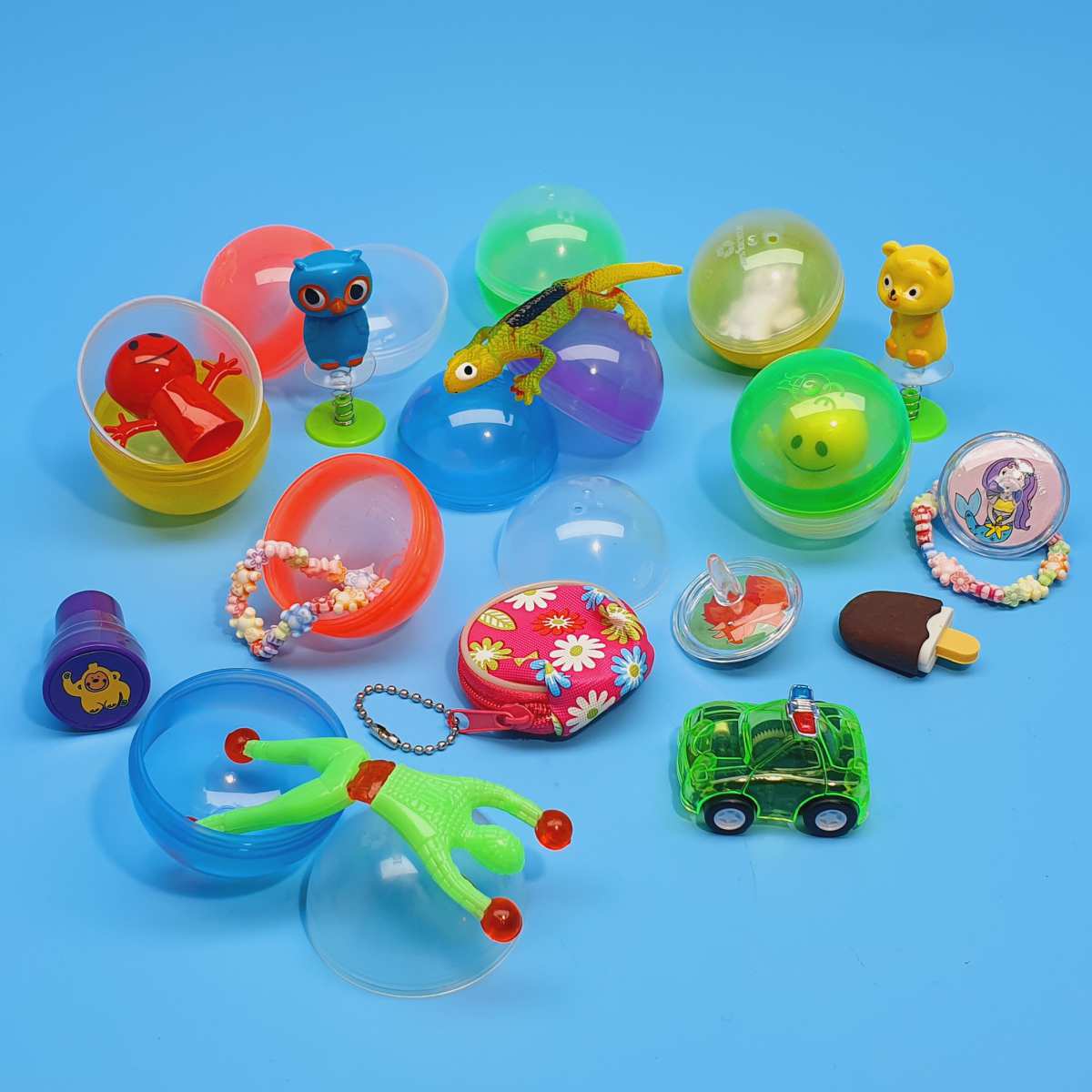 große befüllte Spielzeugkapseln