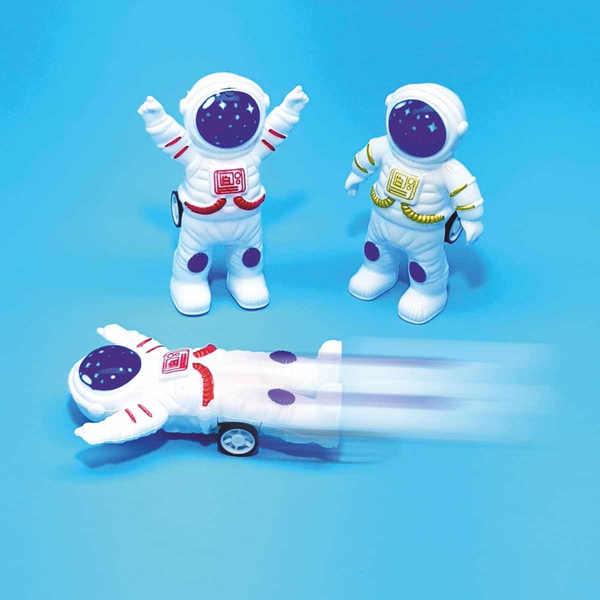 Astronauten mit Rückzug Weltraum-Figuren mit Anzug auf Fahrgestell in Fahrzeugform