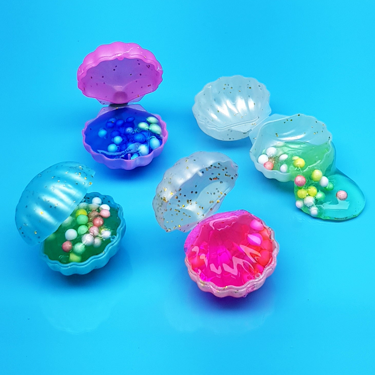 Spielzeug-Schleim in Muschel