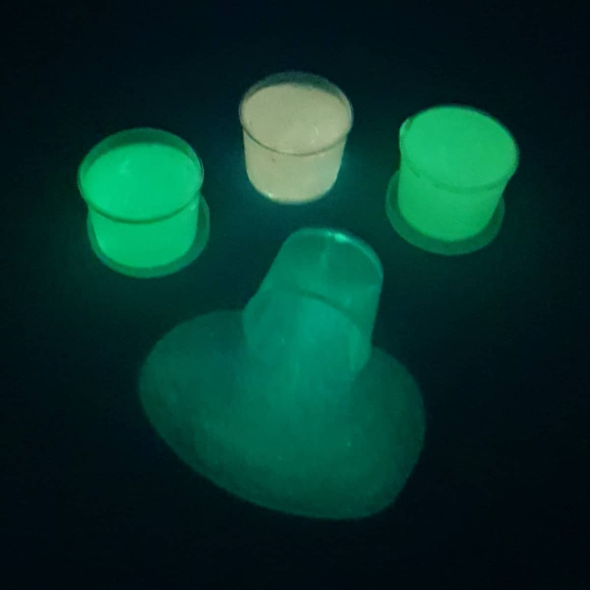 glibberiger Schleim in Dose fluoreszierend